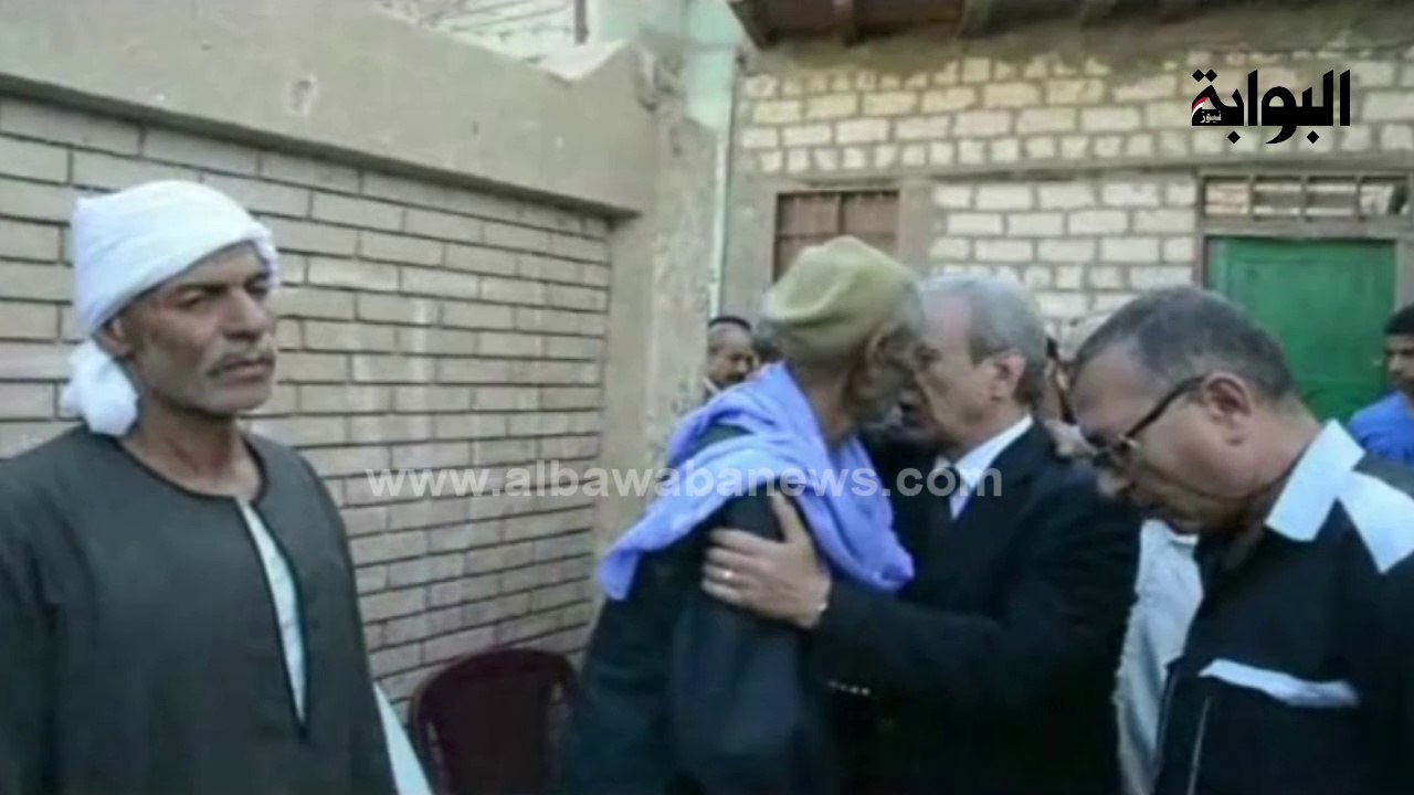 محافظ المنيا يقدم واجب العزاء لأسر شهداء حادث "سيناء"