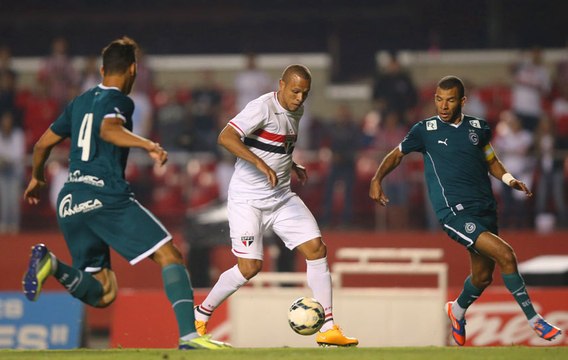 São Paulo vence Goiás com tranquilidade e mantém caça ao líder