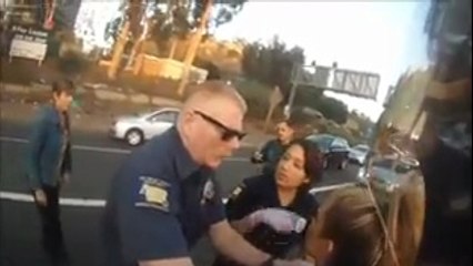 Un motard sauve une femme d'un accident de voiture