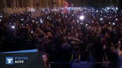 Hongrie : 10 000 manifestants brandissent leurs téléphones portables