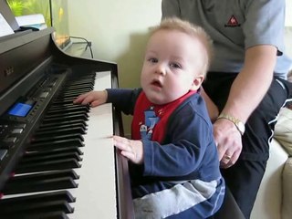 Frankie the Piano Playing Baby 6 Months Old!_youtube_original
