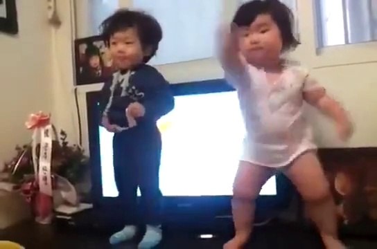 Adorably chubby babies dance to K-pop! [Eng Sub]