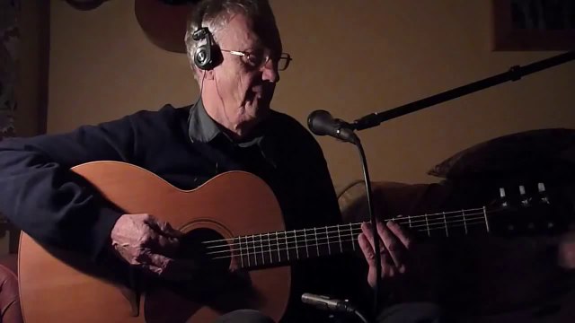 Ce vieux mr fait une reprise incroyable voix + guitare