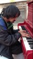 Un clochard joue du piano magnifiquement ...