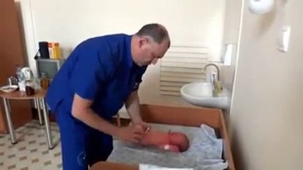 Un pédiatre Russe très violent lors d'un examen d'un bébé