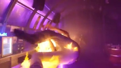 Glisser sur un bar enflammé, mauvaise idée