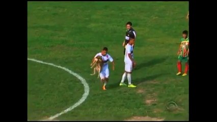 Mordu par un chien, il marque un joli but !