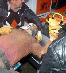 Göçükte kalan arkadaşının elini bırakmadı