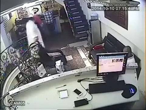 Watch How Bravely A Maulana is Stealing Mobile From A Shop, Caught on Camera