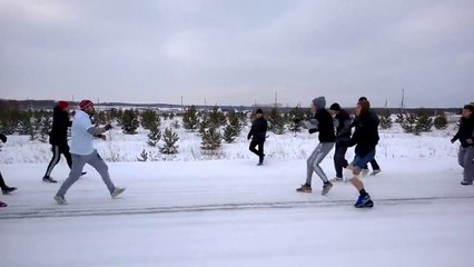 Télécharger la video: Rendez-vous de Hooligans : 80 supporters de foot se battent en russie!