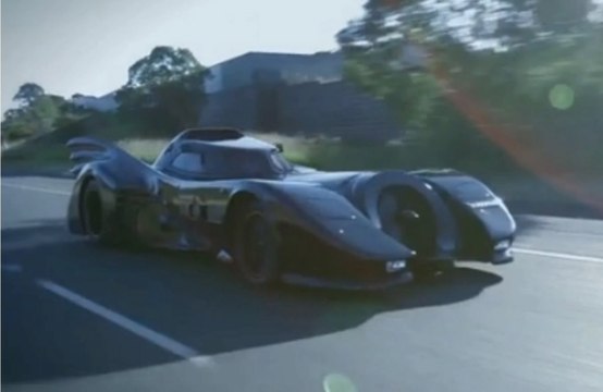 Il construit une Batmobile et réalise le rêve d'enfants malades