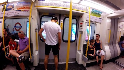 Cet homme rattrape le métro en courant - Racing the tube