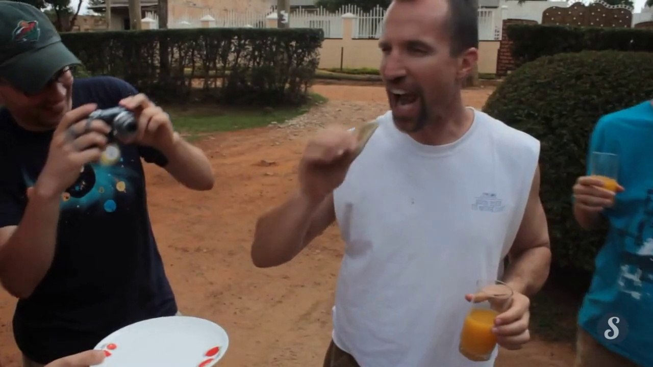 Ces fous osent manger une reine termite ! Va t-il Vomir ?