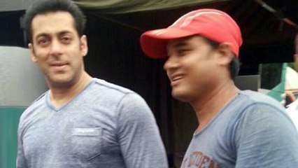 Salman Khan getting Too Friendly With Fans