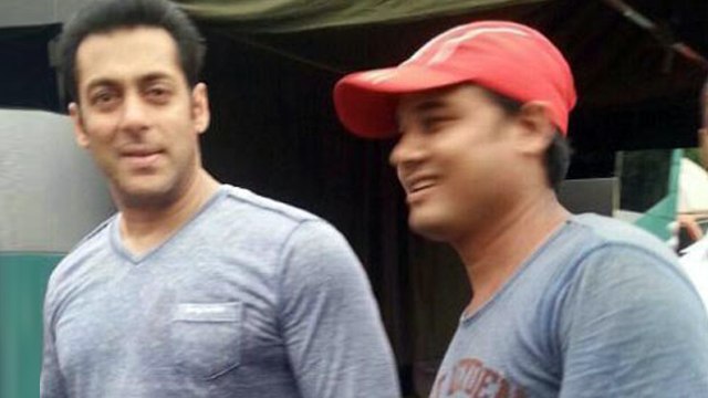 Salman Khan getting Too Friendly With Fans
