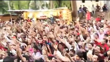 Shah Rukh Khan watches HNY with fans