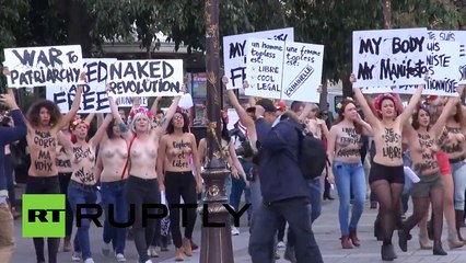 Un policier s'écrase contre un mur en pourchassant une Femen