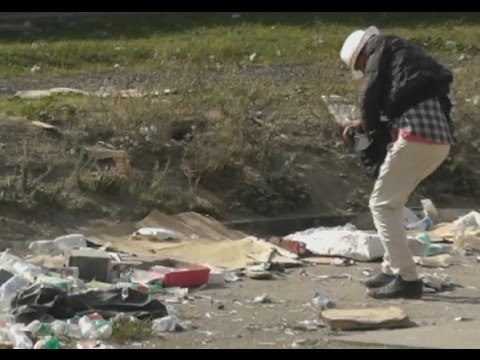 Napoli - L'inferno di Piazza Mercato: tra tossicodipendenti, clochard e rifiuti (28.10.14)