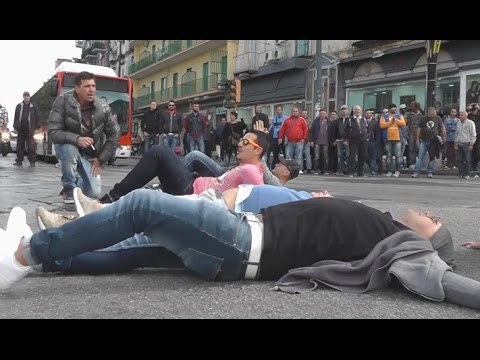 Napoli - Dopo lo sgombero, gli ambulanti di Piazza Leone protestano -1- (28.10.14)