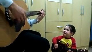 Amazing ! Kids playing guitar-pekistan.com
