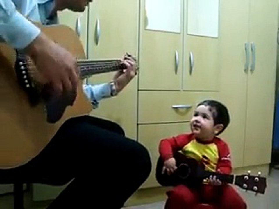 Amazing ! Kids playing guitar-pekistan.com