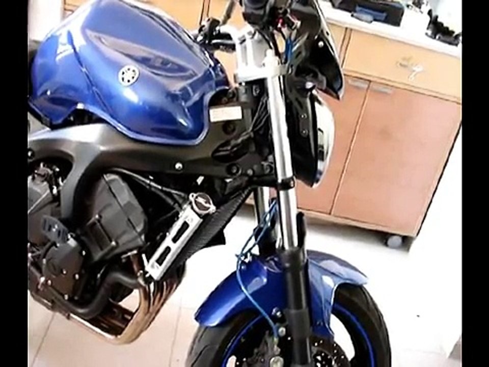 Cómo cambiar las pastillas de freno a una moto Yamaha FZ6 S2