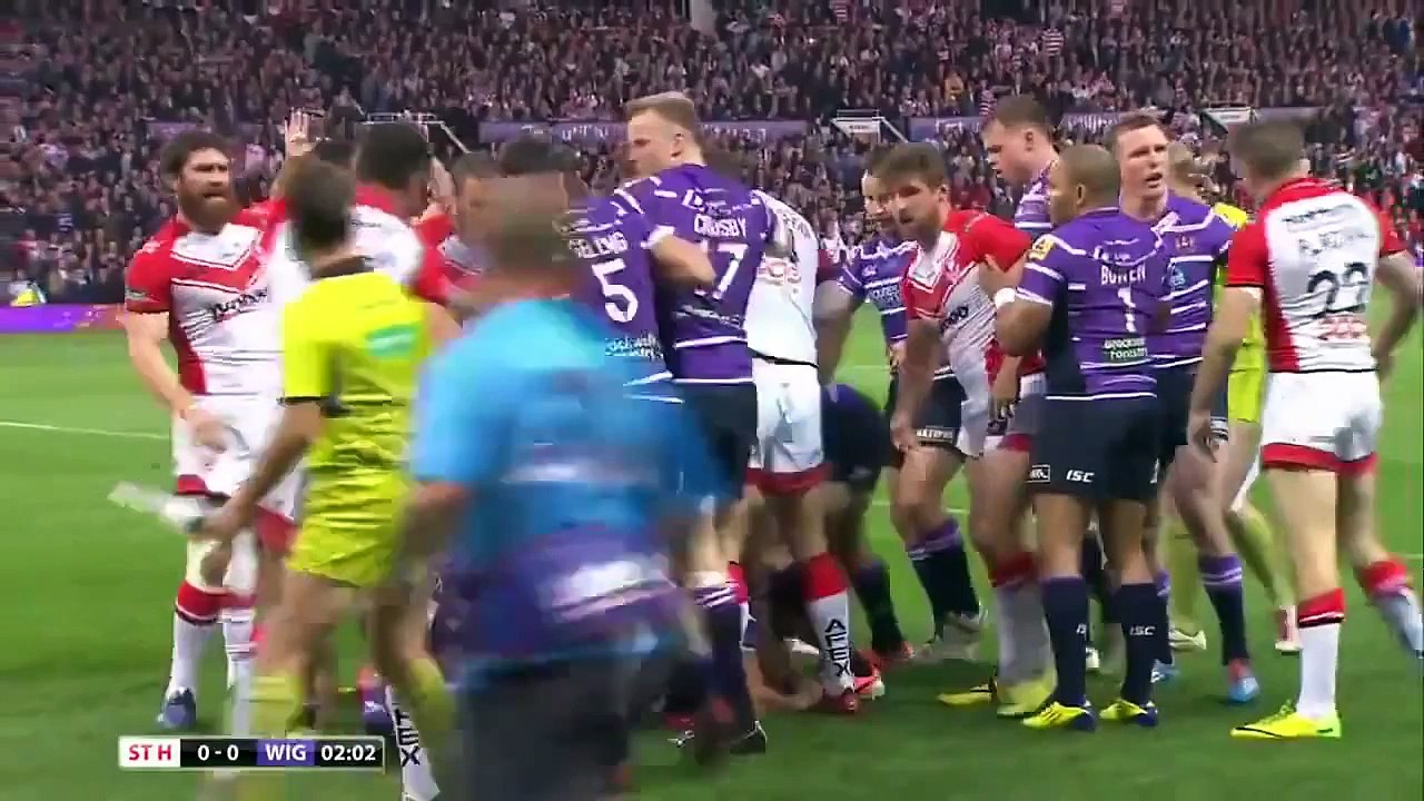 Ben Flower frappe Lance Hohaia durant la Super League