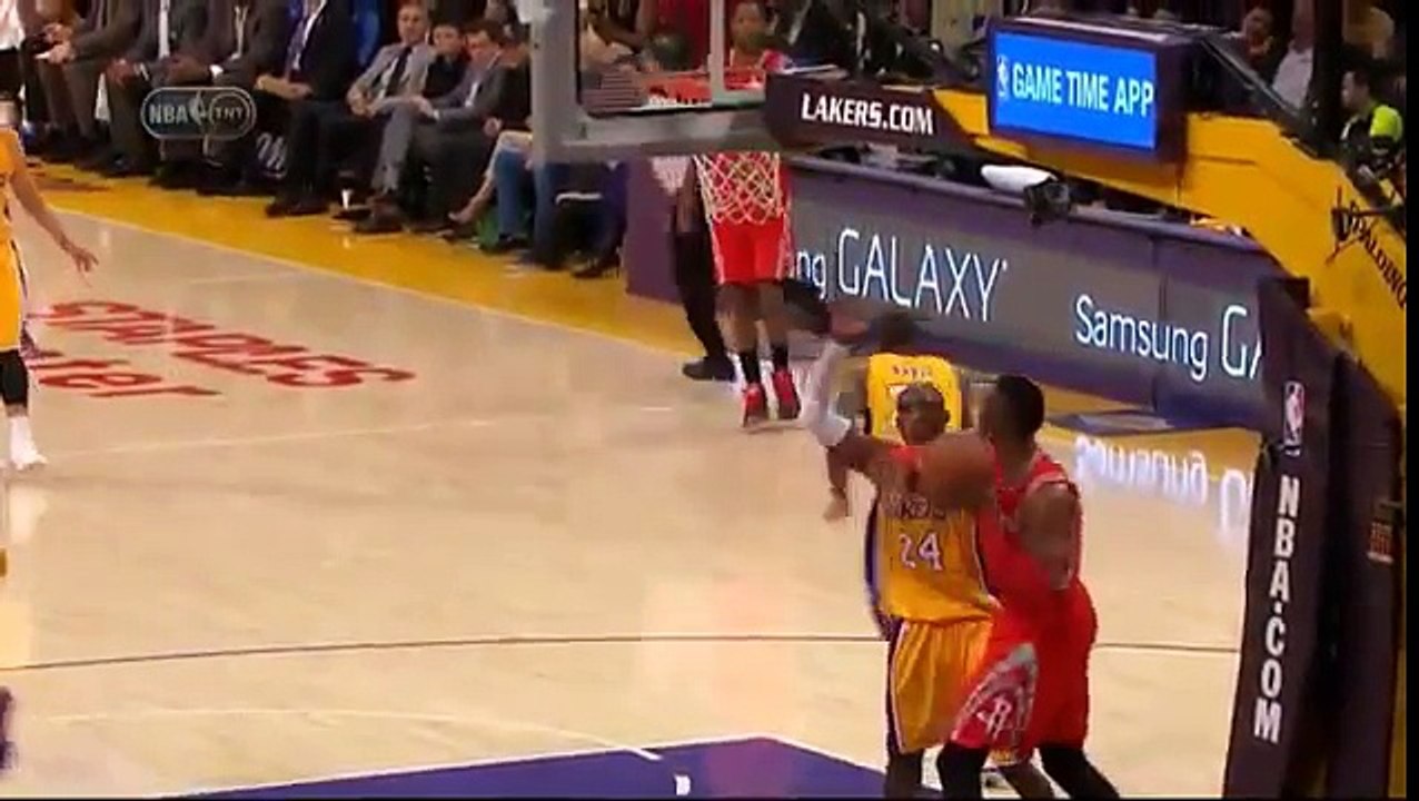 Coup de coude de Dwight Howard sur Kobe Bryant