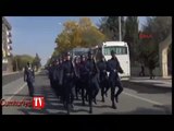 Diyarbakır'da askerden sloganlı yürüyüş