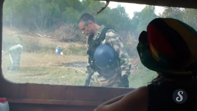 Un gendarme lance une grenade sur une fille à Sivens