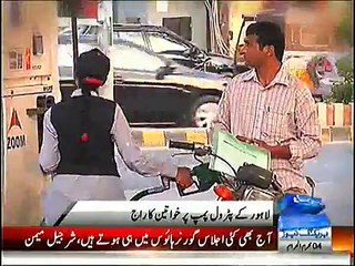 Girls at the Gas Station in Lahore | Live Pak News