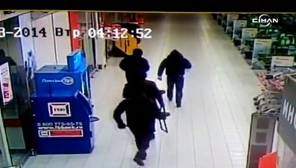 Soyguncular, marketin önündeki bankamatiği böyle alıp götürdüler