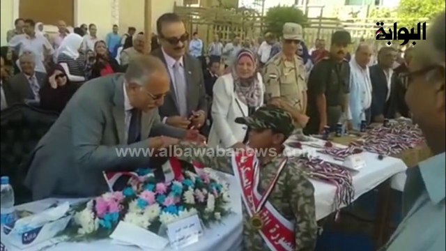 محافظ الدقهلية يُقبل يد طفل بمدرسة المنصورة الثانوية العسكرية