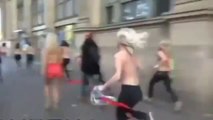 Un flic rate une Femen et se prend le mur