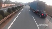 Porshe Cayenne encastré dans un camion qui roule