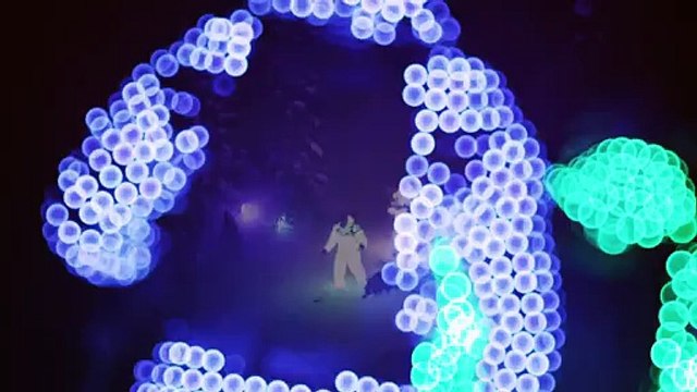 Ils skient de nuit en combinaisons lumineuses