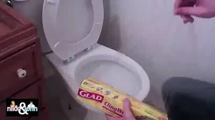 Un mec fait un sale coup à sa copine aux toilettes