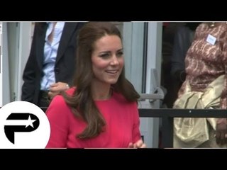 Kate Middleton, magnifique, en visite dans une école