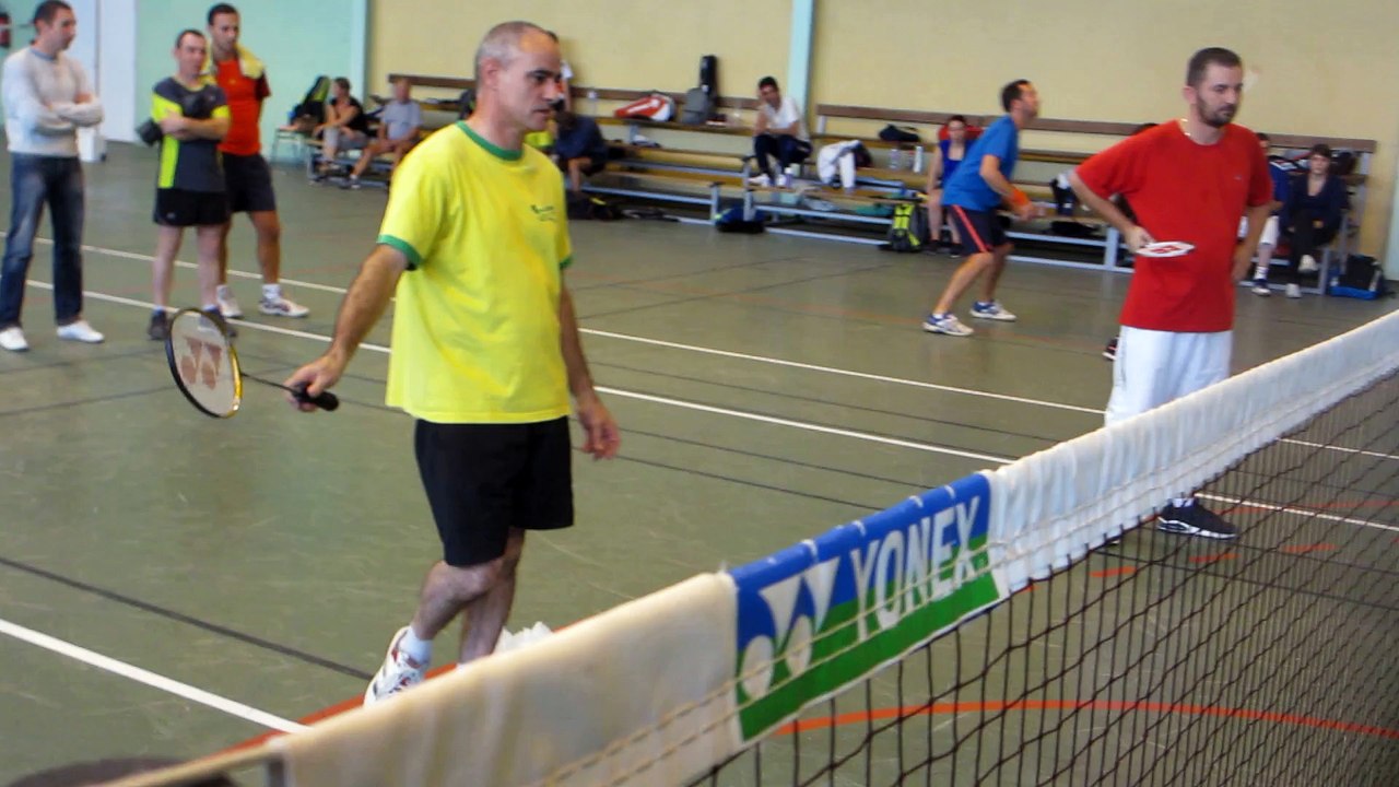 Fil rouge tournoi interne 25/10/2014, mettre les volants dans les caissettes blues, pas facile !