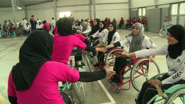Afeganistão faz torneio de basquete para mulheres cadeirantes