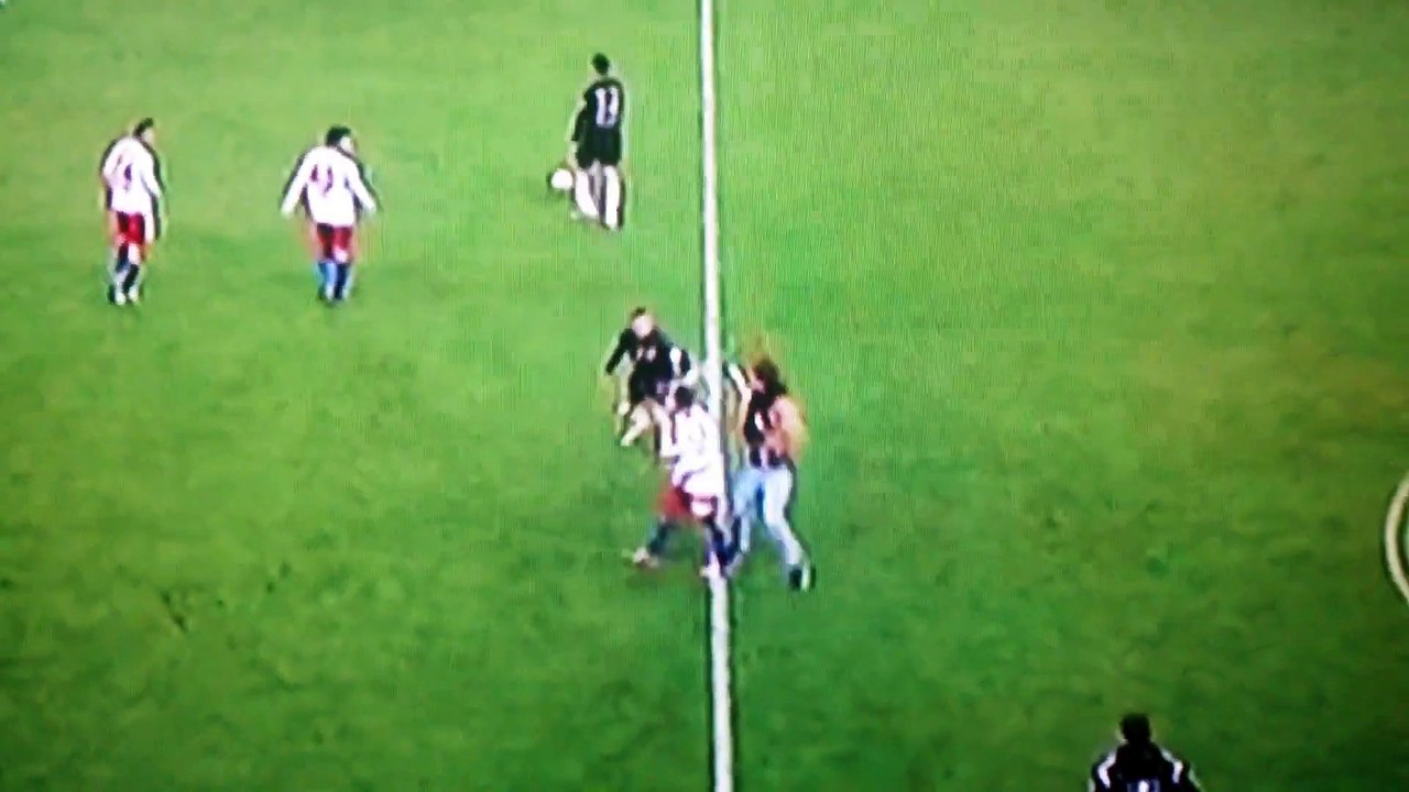 Ribery se fait attaquer par un supporter - Hambourg vs Bayern Munich