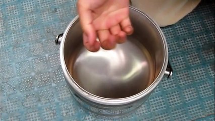 Sıvı Azota Elini Sokan Adam