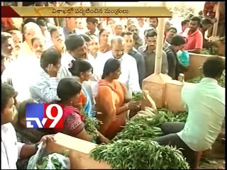 A.P ministers conduct surprise checks on Visakha Rythu Bazar