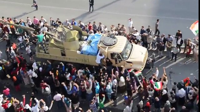 Pêşmerge ji Qoserê derbas dibin û gelê kurd ew pir bi coş pêşwazî û oxir dike bo Kobanî 29ê 10a 2014an