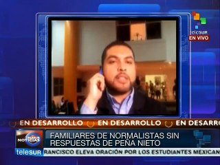 Peña Nieto firma acuerdo con padres de normalistas desaparecidos