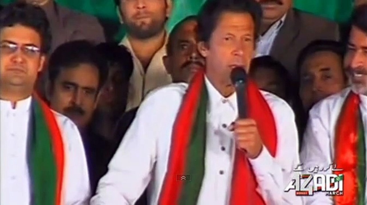 Imran Khan Making Fun of Nawaz Sharif's English Speaking Skills & His Notes Reading Habit