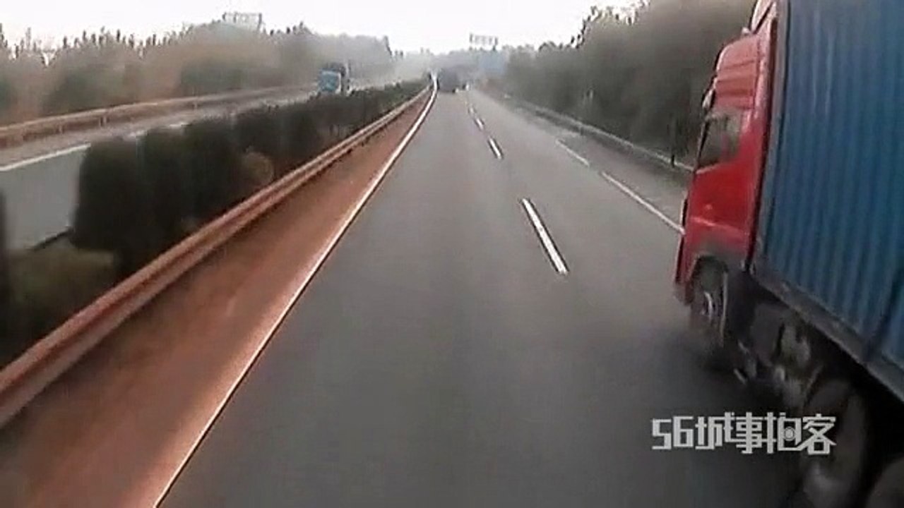 Cayenne encastré dans un camion en marche