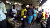 B-Roll Distribution des traitements contre les paludisme au Liberia pendant l'épidémie de cholera
