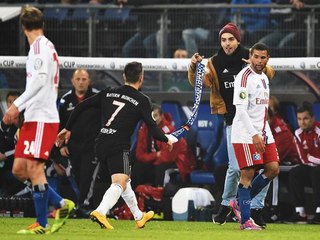 Un supporter frappe Ribéry avec son écharpe en plein match !