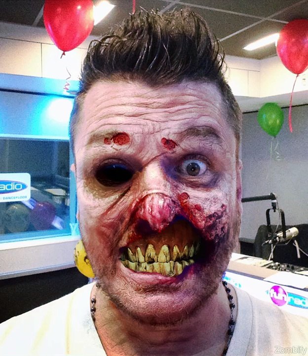 Il est 7h, Bruno vous passe le bonjour en ce jour d'Halloween !! #PutainCestHalloween